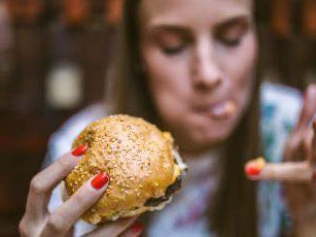 Arrêtons de nous battre contre notre assiette. Le vrai combat est dans notre esprit